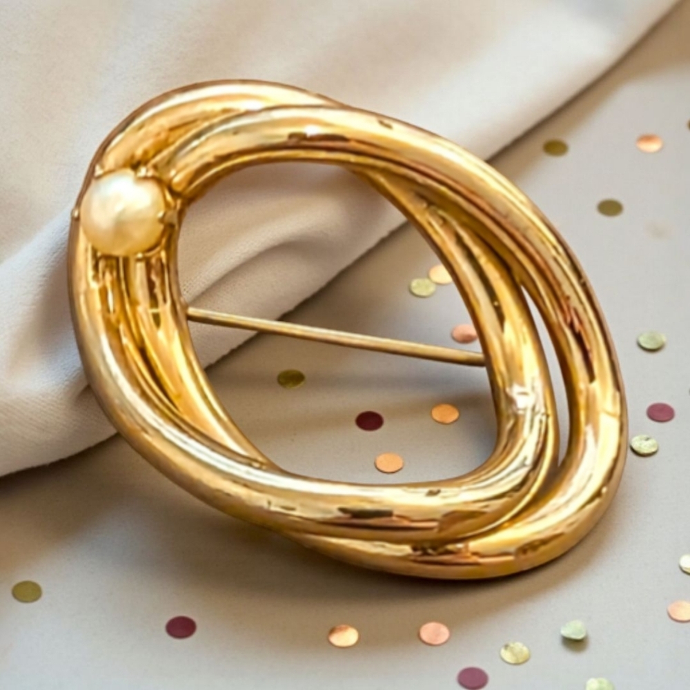 Shiny Gold-Tone Intertwined Oval Brooch